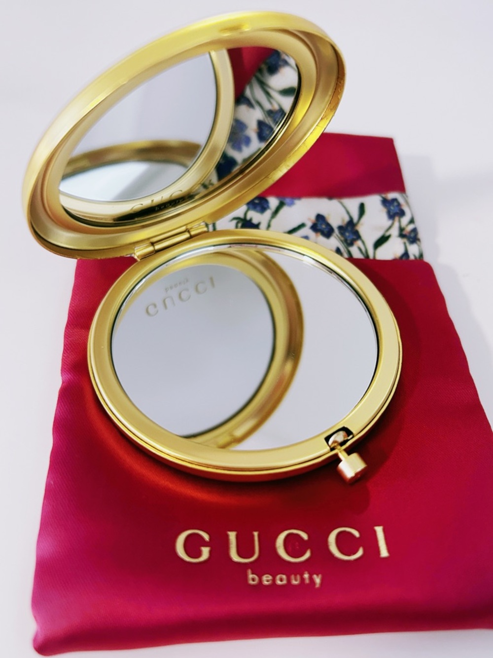 Gucci Beauty Floral Compact with Fuchsia Pouch - Picture 3 of 5